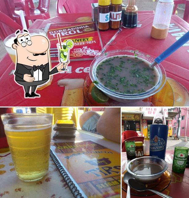 Desfrute de um drinque no Bar Dobradinha Tirol