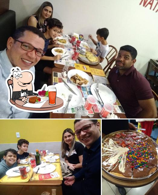 A mesa de jantar e comida do restaurante