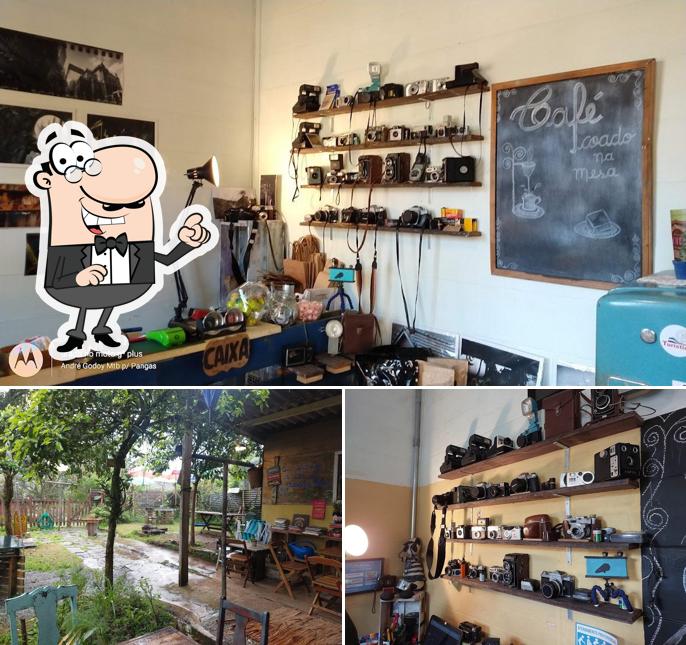 Sente em uma das mesas no Infinito Olhar Café