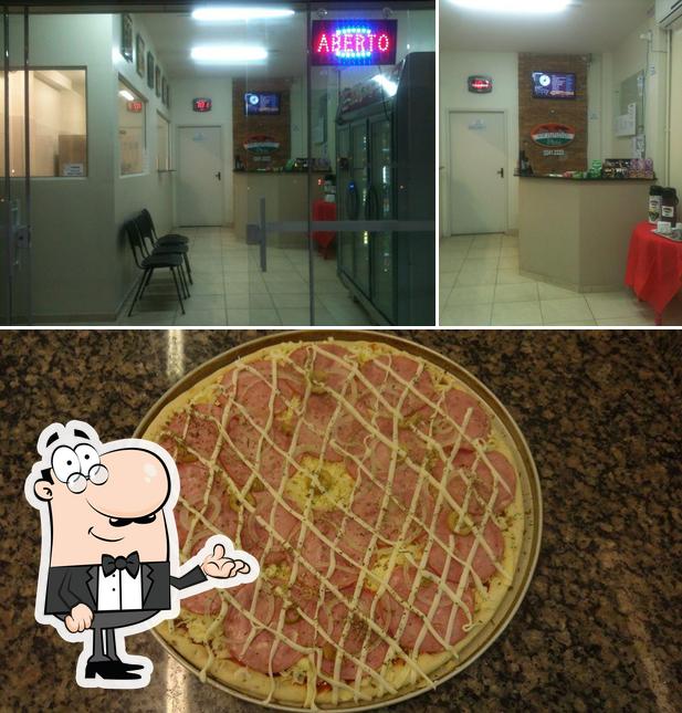 A interior e sobremesa do restaurante