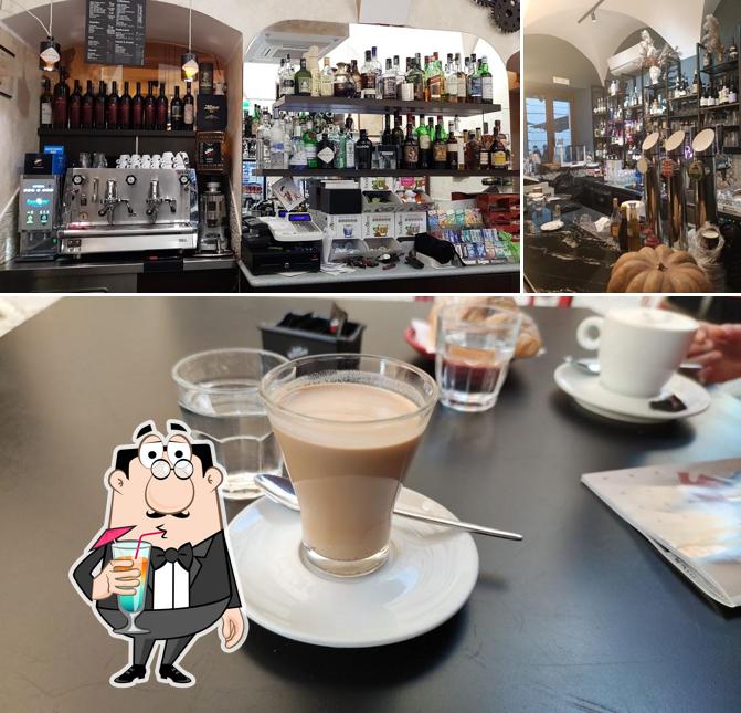 Goditi un drink dal menu