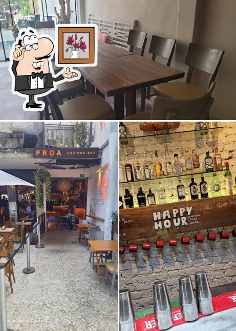 Sente em uma das mesas no Proa Cozinha Bar