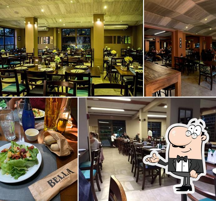 Sente em uma das mesas no FEITO PIZZAS E MASSAS COQUEIROS