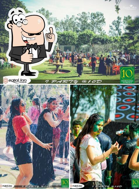 Look at the photo of 10 Downing Street