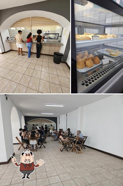 Esta é a imagem ilustrando comida e interior no Theo's Café