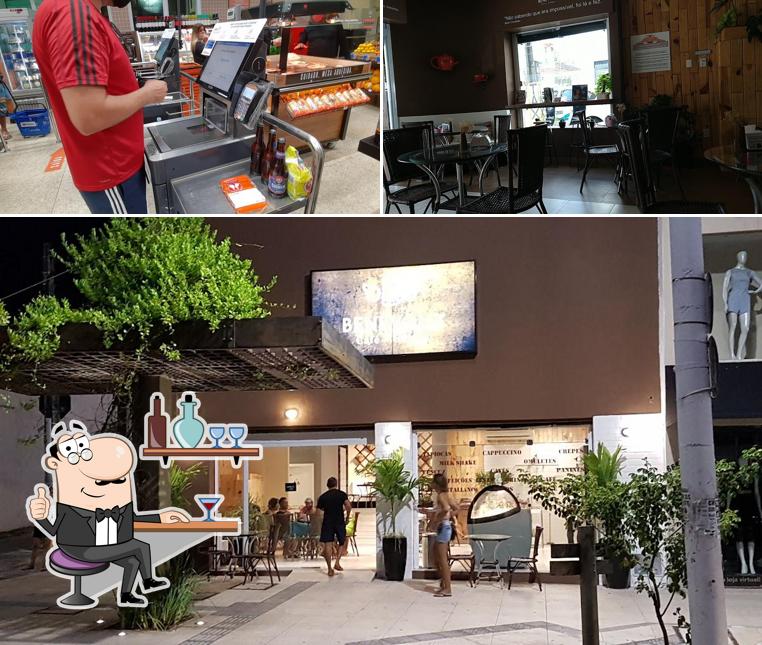 Sente em uma das mesas no Benévolo Café e Gelato