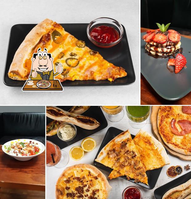 Scegli una pizza a Carnium Cafe & Club Kranj