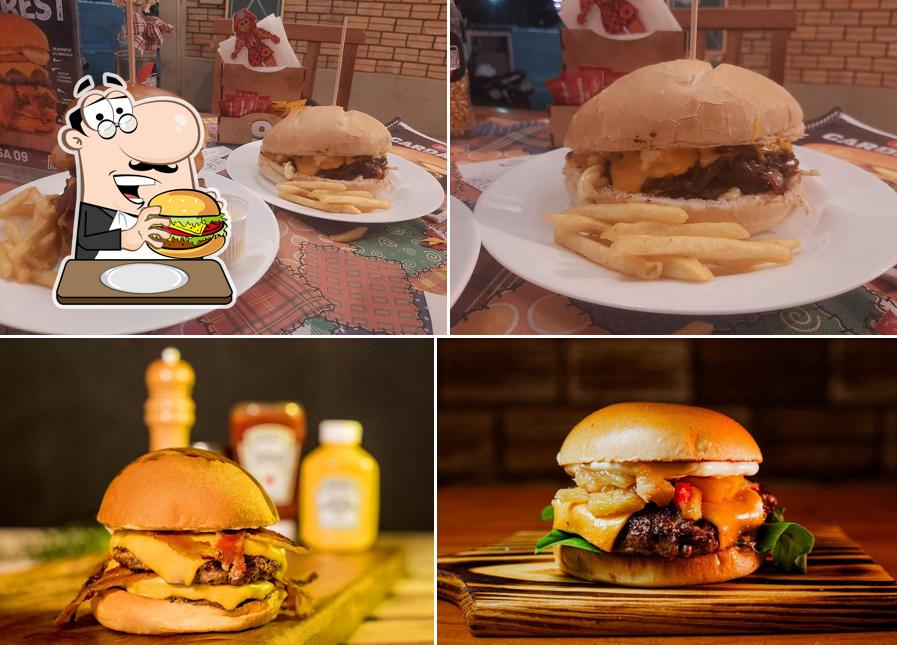 Experimente um dos hambúrgueres servidos no Hamburgueria e Pizzaria Brogui Burger e Pizza no Centro