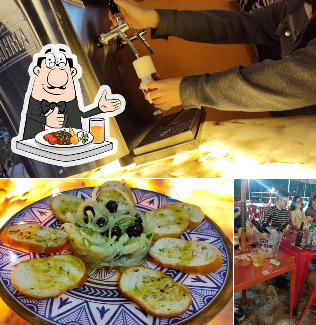 A foto da comida e mesa de jantar no Tasca Beach Club