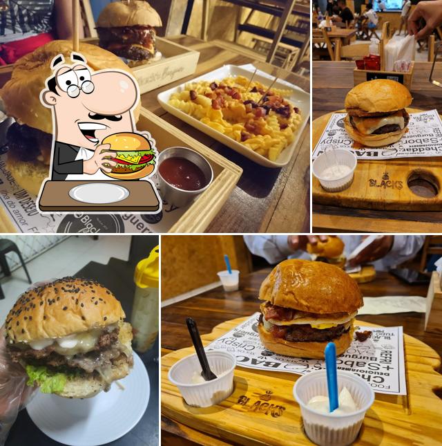 Peça um dos hambúrgueres oferecidos no Black's Burguer