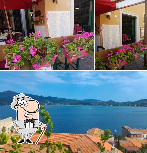 Goditi la vista dagli esterni di pane e pomodoro