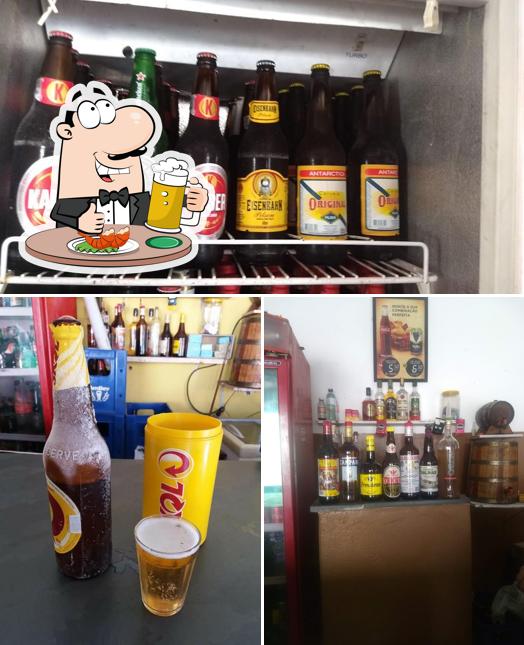 Desfute um copo de cerveja leve ou escura