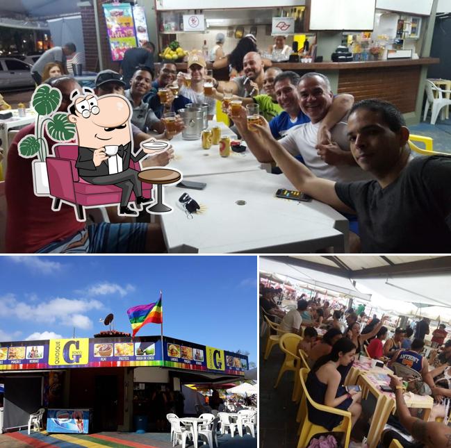 Dê uma olhada a imagem ilustrando interior e mesa de jantar no Quiosque Ponto G