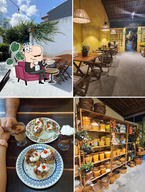 Sente em uma das mesas no CAFOFO - Café com Plantas