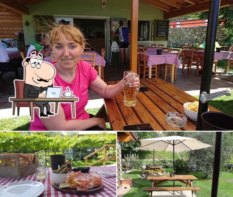 Siediti a un tavolo di bike and wine bar