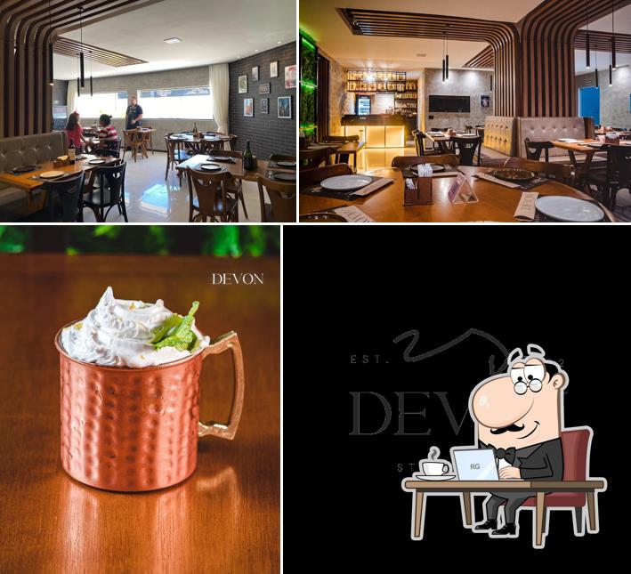 Sente em uma das mesas no Devon Steakbar