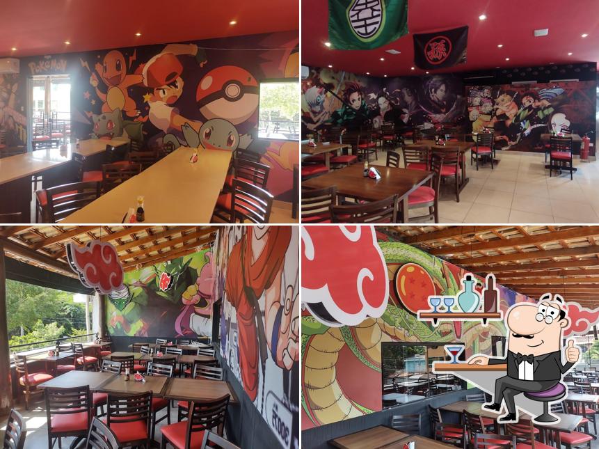 Sente em uma das mesas no Joe Hamburgueria tematica de anime