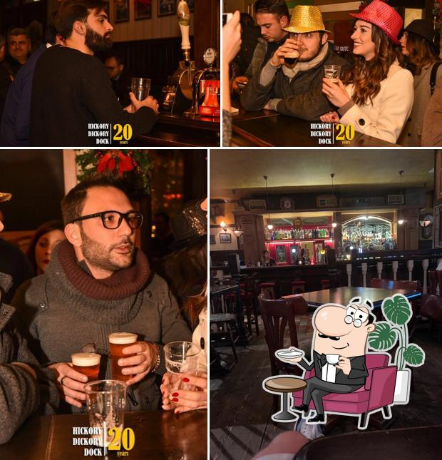 Siediti a un tavolo di Pub Hickory Dickory Dock