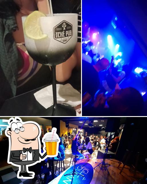 Desfrute de uma bebida no Tche pub