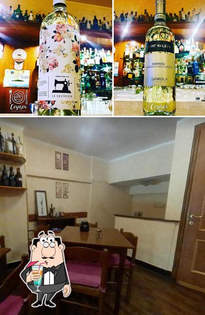 La foto della bevanda e tavolo da pranzo di Caffè Cesarea