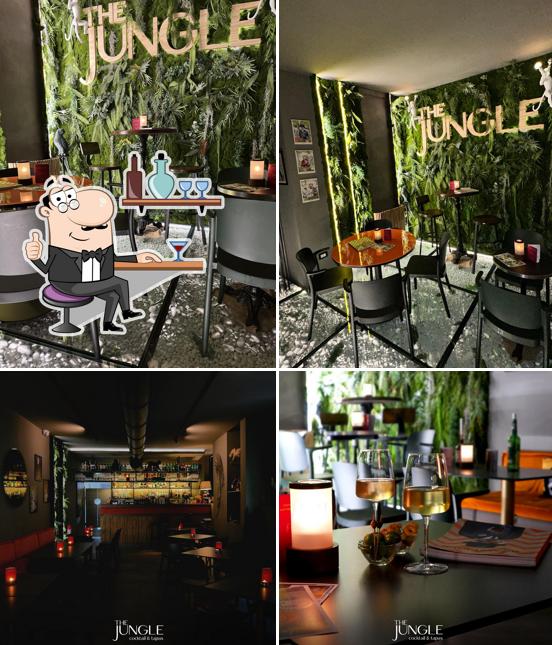 Dai un'occhiata agli interni di The Jungle Sushi & Tapas Bar