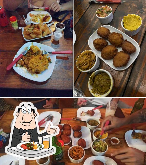 Esta é a imagem apresentando comida e interior no Clube do Acarajé