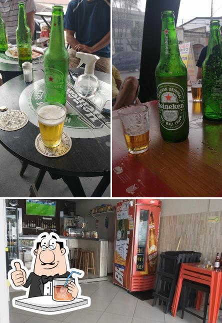 Esta é a imagem mostrando bebida e interior no Mauro bar