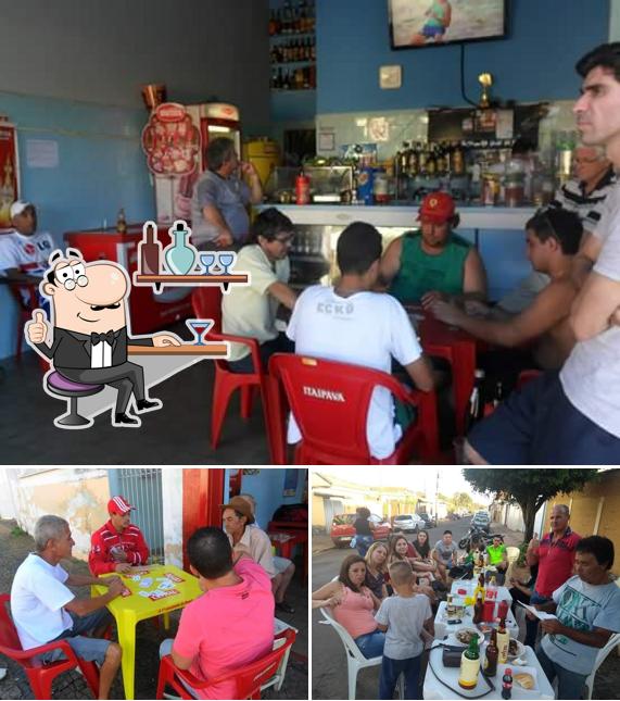 A foto do BAR DO TONI’s interior e mesa de jantar