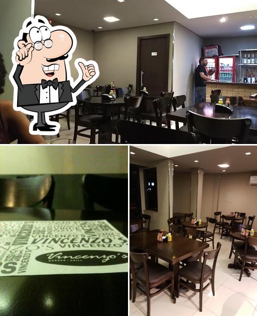 Sente em uma das mesas no Vittienzo's Burger Grill