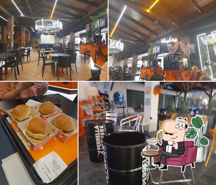 Dai un'occhiata agli interni di VELVET SMASH BURGER