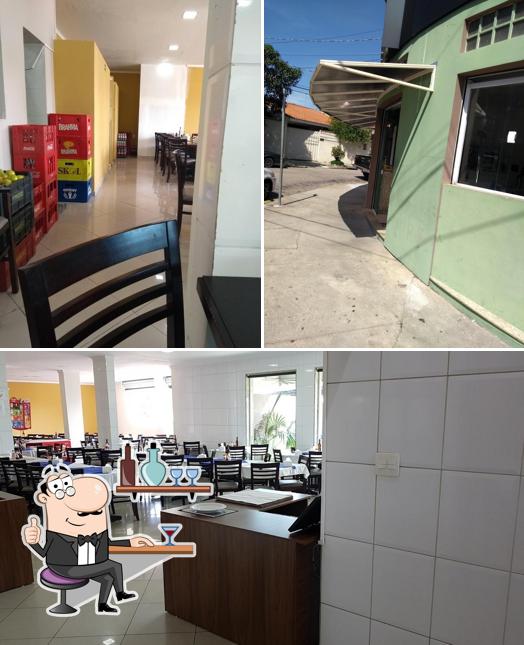 Sente em uma das mesas no Restaurante Liberdade