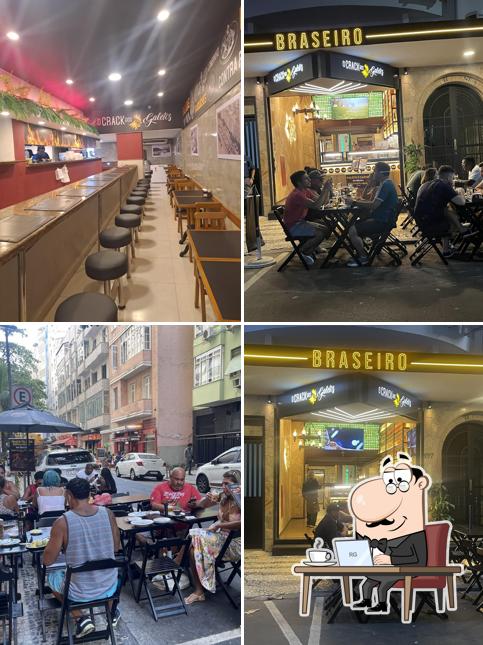 Sente em uma das mesas no O Crack dos Galetos