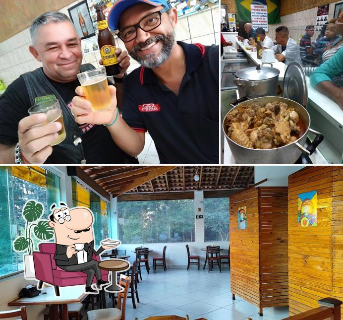 Sente em uma das mesas no Toninho Do Mocoto