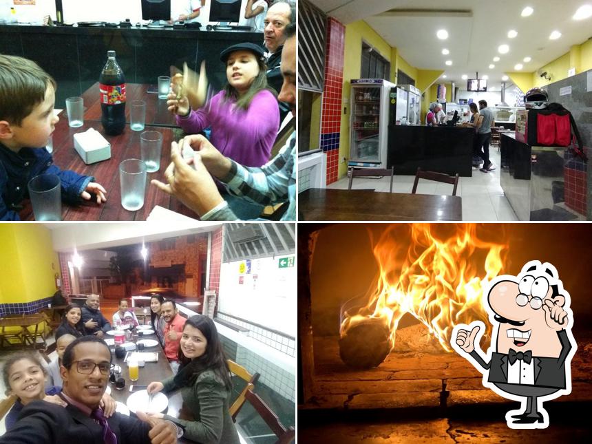 Sente em uma das mesas no Pizza Club Carrão