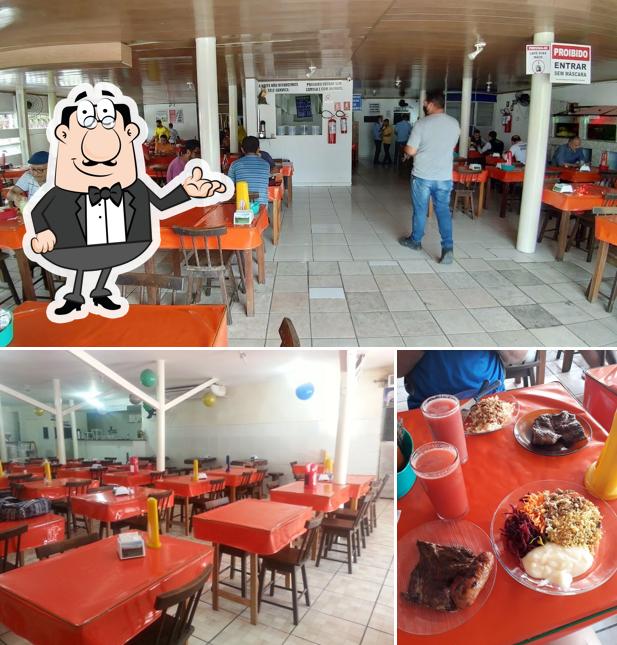 Sente em uma das mesas no Cantinho do Cowboy