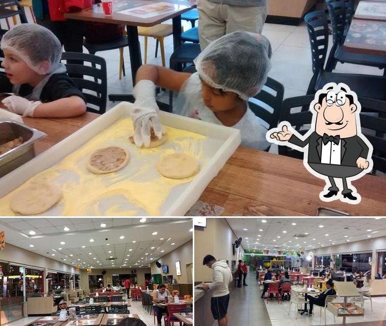 Sente em uma das mesas no Habibs