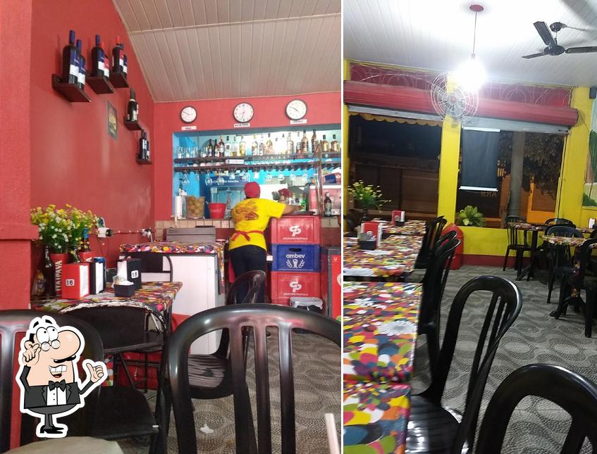 Sente em uma das mesas no Cantina Vira Canto
