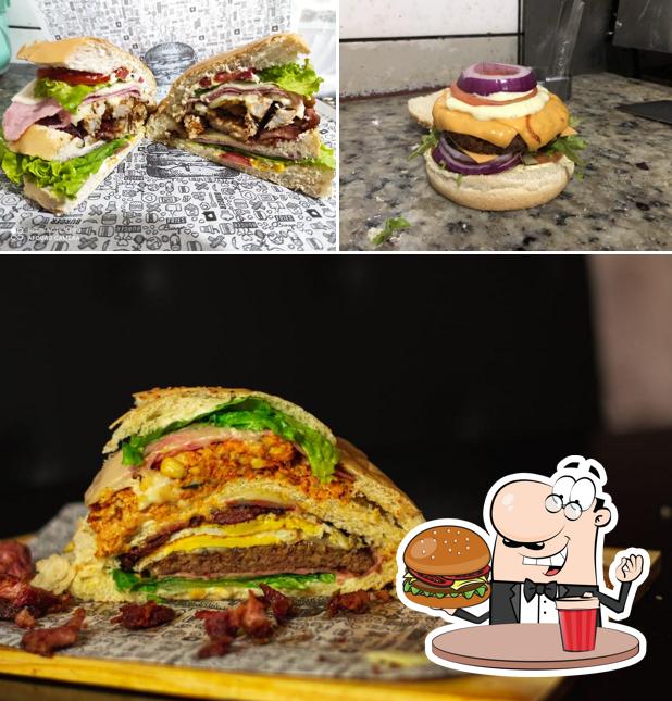 Peça um dos hambúrgueres disponíveis no Paraná Lanches