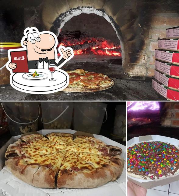 Comida em Pizzaria dos amigos