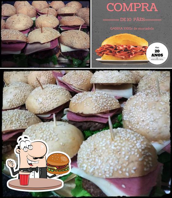 Peça um hambúrguer no Padaria Cristal