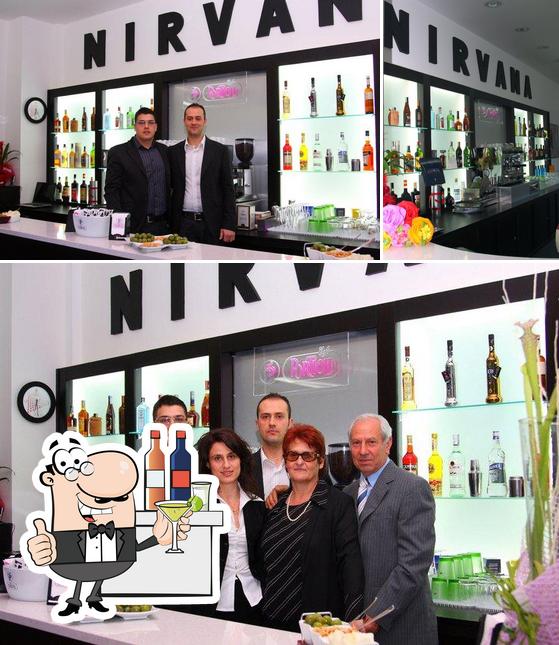Dai un’occhiata alla immagine che mostra la bancone da bar e vino di NIRVANA bar &. pizza part-time