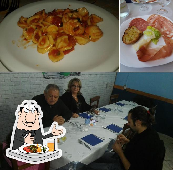 La cibo e interni del ristorante