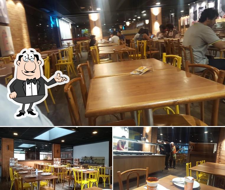 Sente em uma das mesas no Parmê