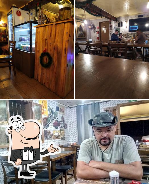 Sente em uma das mesas no Rafa Lanches