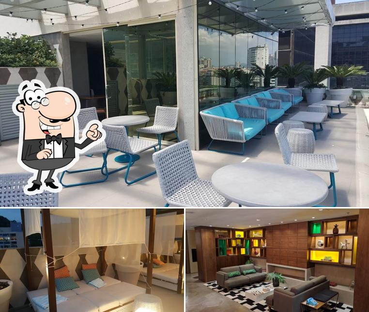 Sente em uma das mesas no The Rooftop