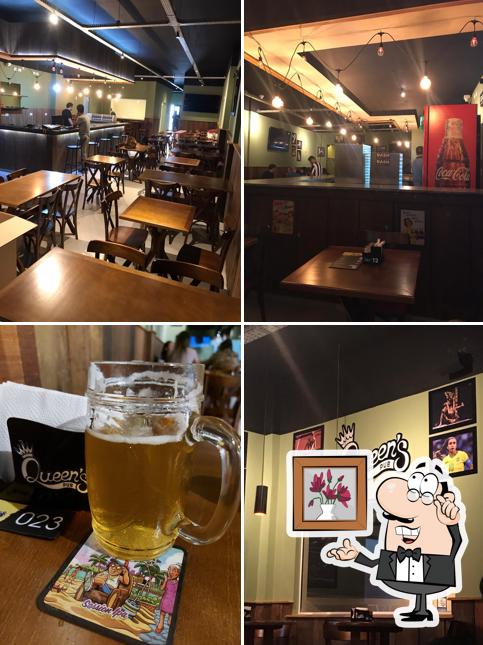 O interior do QUEEN'S PUB