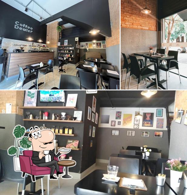 O interior do Coffee Dealer
