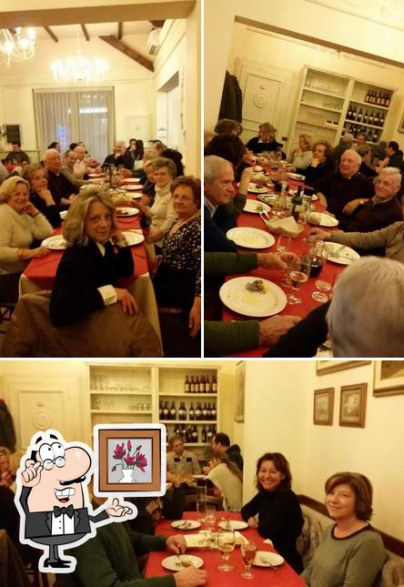 Dai un'occhiata agli interni di Mr. Ugo Pizzeria Vesuvio2