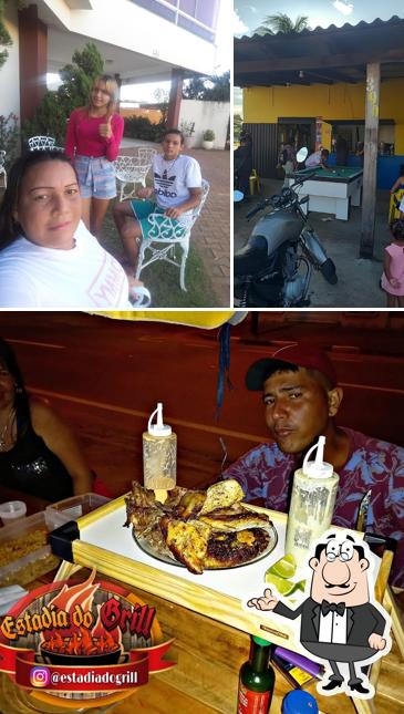 Sente em uma das mesas no JB.DISTRIBUIDORA