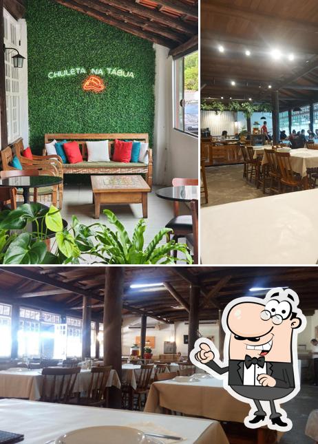 Sente em uma das mesas no Chuleta na Tábua